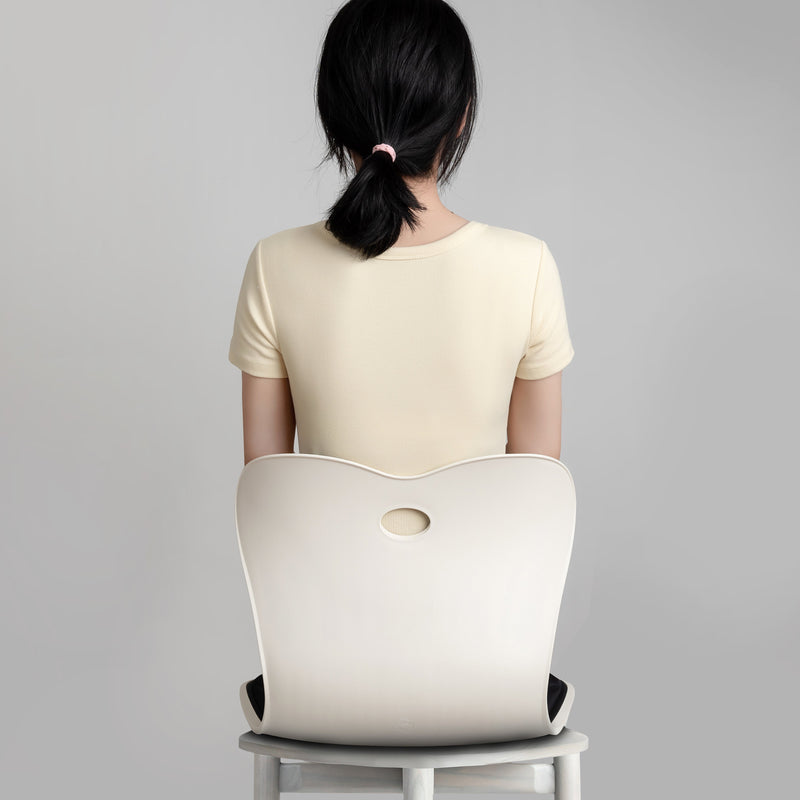 Aktiv sitzen, passiv entlasten | AmberHold XL stützt unauffällig und effektiv, egal ob am Schreibtisch oder auf dem Hocker